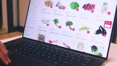 Laptopta sebze alışverişi. Sebze.