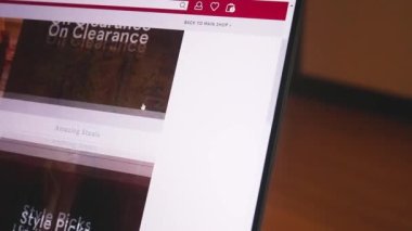 İnternette kıyafet satan birini arıyor.