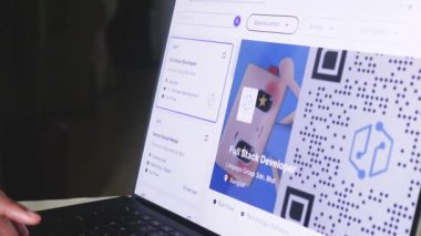 Ekranda Dişi Eller Dizüstü bilgisayarla Arama Uygulaması Kullanıyor. Muhasebe