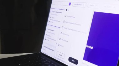 Ekranda Dişi Eller Dizüstü bilgisayarla Arama Uygulaması Kullanıyor. IT.