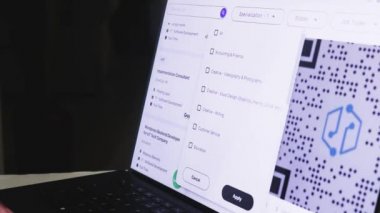 Ekranda Dişi Eller Dizüstü bilgisayarla Arama Uygulaması Kullanıyor. Yasal