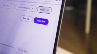 Ekranda Dişi Eller Dizüstü bilgisayarla Arama Uygulaması Kullanıyor. Maaş Ayarlanıyor