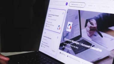 Ekranda Dişi Eller Dizüstü bilgisayarla Arama Uygulaması Kullanıyor. Videografi ve Fotoğrafçılık