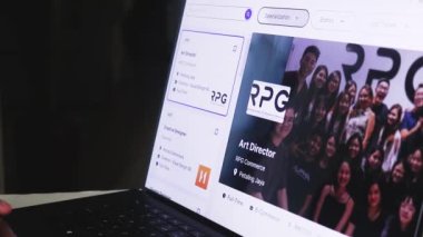 Ekranda Dişi Eller Dizüstü bilgisayarla Arama Uygulaması Kullanıyor. Yazılıyor