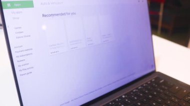 Google Playstore 'un Web Sitesinde Sörf