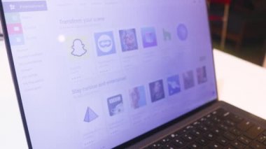 Google Playstore 'un Web Sitesinde Sörf