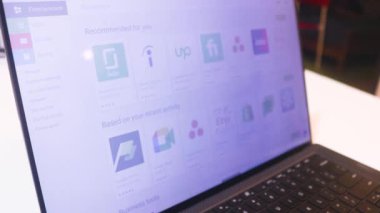 Google Playstore 'un Web Sitesinde Sörf