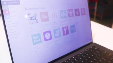 Google Playstore 'un Web Sitesinde Sörf