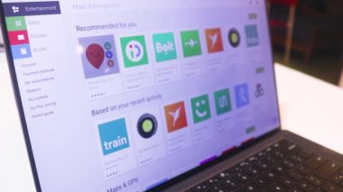 Google Playstore 'un Web Sitesinde Sörf