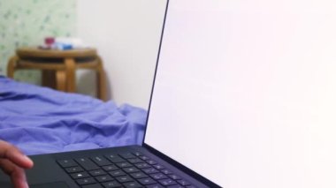 Bir dizüstü bilgisayarda Sunum Uygulaması Kullanılıyor - Bilgi Şablonu