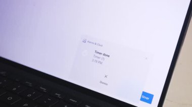 Dizüstü bilgisayarda zamanlayıcı kullanarak alarmın çalması