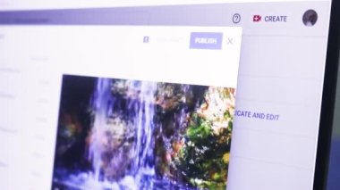 İçeriği yüklemek için dizüstü bilgisayar kullanılıyor. Bir Video Yayınlanıyor