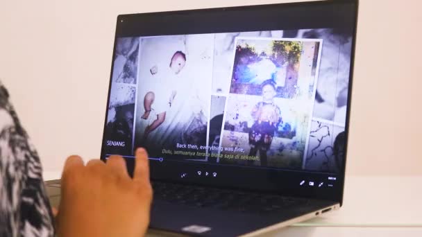 Ethnische Frau Übermittelt Einen Film Auf Einem Laptop — Stockvideo