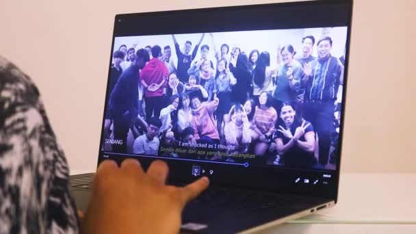 Mulher Étnica Rebobinando Filme Laptop — Vídeo de Stock