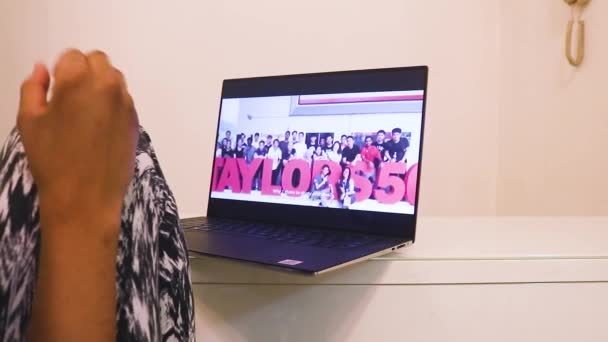 Etnische Vrouw Pauzeren Een Film Een Laptop — Stockvideo