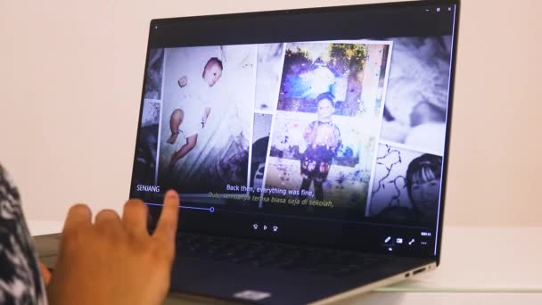 Етнічна Жінка Дивиться Фільм Лаптоп Мініатюрний Погляд — стокове відео