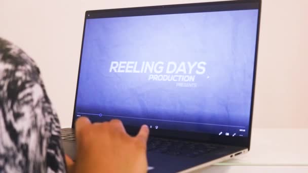 Mulher Étnica Assistindo Filme Laptop Minimizando Tela — Vídeo de Stock