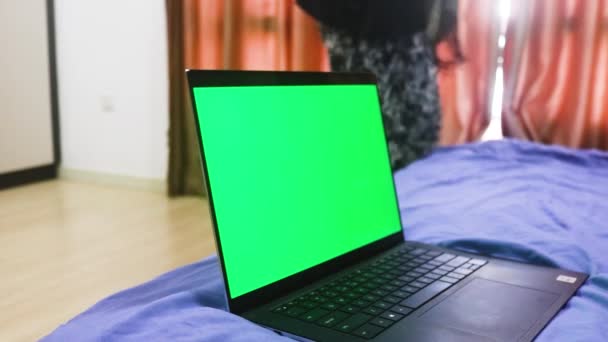 Laptop Met Een Groen Scherm Erop — Stockvideo