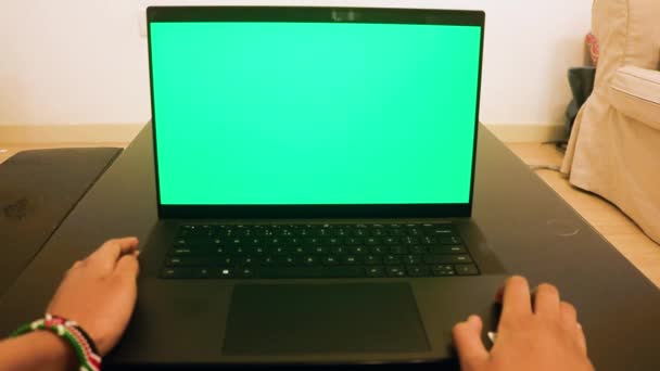 Laptop Met Een Groen Scherm Erop — Stockvideo