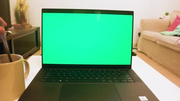 Laptop Met Een Groen Scherm Erop — Stockvideo