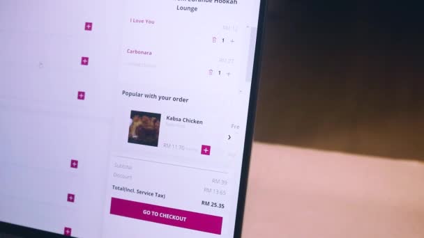 テイクアウトを注文し 仮想チェックアウトに行く — ストック動画