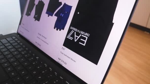 Ψώνια Line Για Ρούχα Στον Τομέα Των Ανδρών Γάντια — Αρχείο Βίντεο