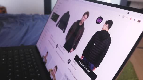 Ψώνια Line Για Ρούχα Στον Τομέα Των Ανδρών Σακάκια — Αρχείο Βίντεο