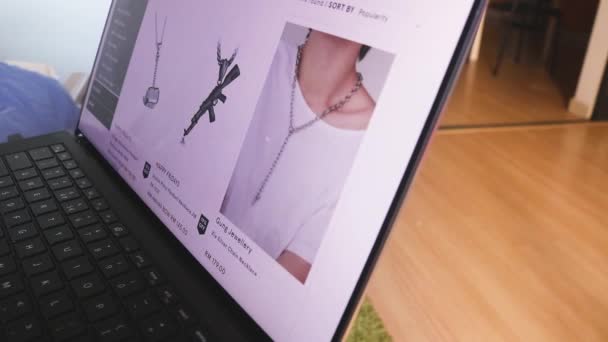 男性のセクションで服のためのオンラインショッピング ネックレス — ストック動画