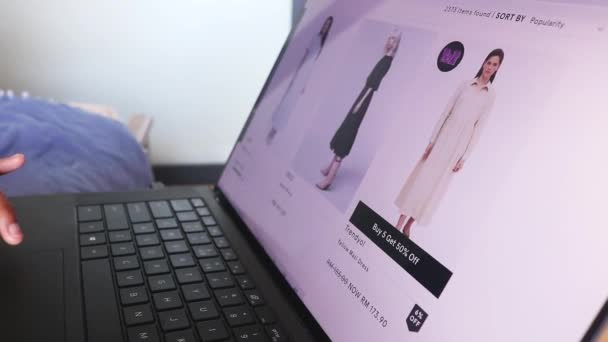 女性のセクションで服のための買い物 マキシドレス — ストック動画