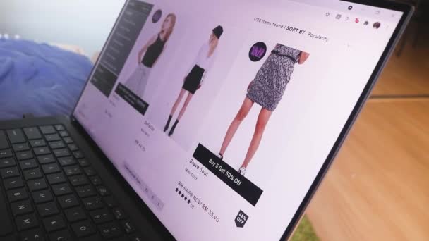 Shopping För Kläder Kvinnosektionen Minikjolar — Stockvideo