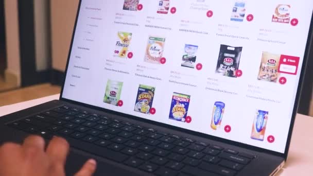 在笔记本电脑上购物的食品 — 图库视频影像