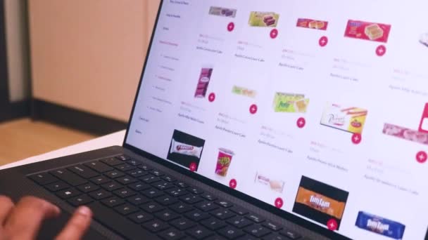 Laptoptan Alışveriş Yapmak Kurabiye Kek Almak — Stok video