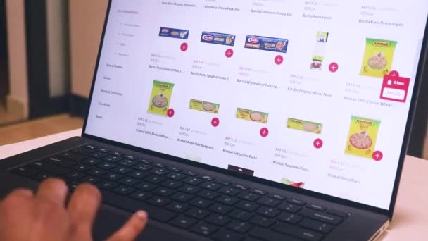 Einkaufen Für Lebensmittel Auf Dem Laptop Pasta — Stockvideo
