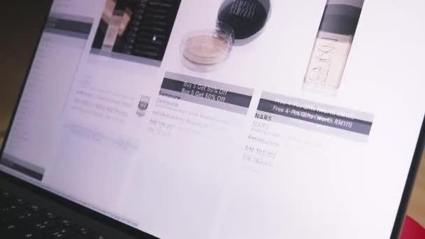 Shopping Makeup Items Online Фонд — стоковое видео