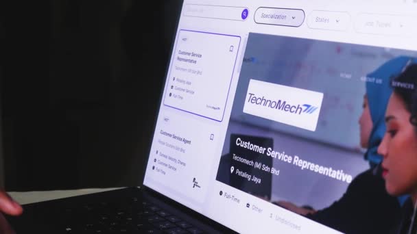 Kobieta Ręce Korzystanie Laptop Job Searching Aplikacji Ekranie Obsługa Klienta — Wideo stockowe