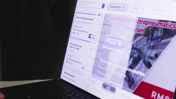 Female Hands Using Laptop Job Searching Application Screen Англійською Інженерія — стокове відео