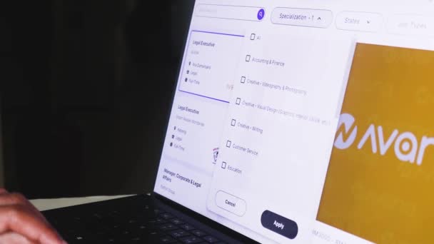 仕事の検索アプリケーションが画面上でノートパソコンを使用して女性の手 マーケティング — ストック動画