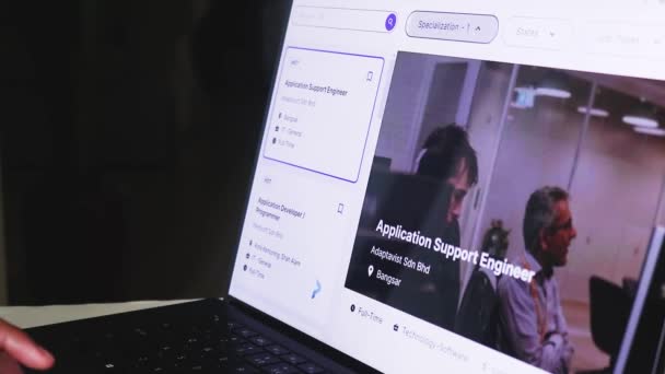 Kobieta Ręce Korzystanie Laptop Job Searching Aplikacji Ekranie Oprogramowanie — Wideo stockowe