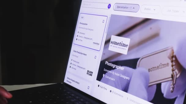 仕事の検索アプリケーションが画面上でノートパソコンを使用して女性の手 ビジュアルデザイン — ストック動画