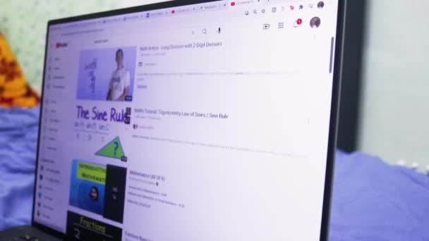 Utilisation Ordinateur Portable Pour Étudier Les Mathématiques Recherche Vidéos — Video