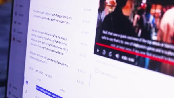 Använda Bärbar Dator För Att Ladda Upp Innehåll Förändringar Textavsnitt — Stockvideo