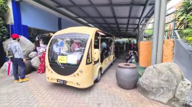 Malezyalı Aileler Malezya Hayvanat Bahçesinde Sürüyor