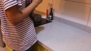 Etnik Kadın Kupa Makarnası Alıyor ve Açıyor - Yan Görünüm