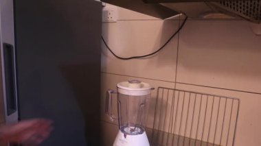 Etnik Kadın Blendırı Fişe Takıyor - Arka Görünüm