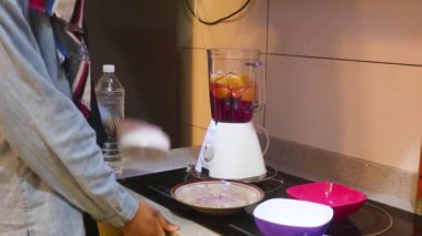 Karıştırılmak Üzere Blender İçinde Meyveler - Yan Görünüm