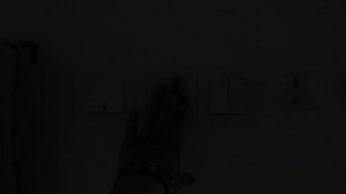 Müslüman Kadın Mutfak Işıklarını Kapatıyor - Kapatma