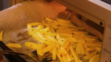 Müslüman Kadın Mini fırında Patates Kızartmasını Kontrol Ediyor