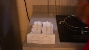 Müslüman Kadın Buz Tepsisini Yavaşça Suyla Dolduruyor