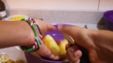 Bir çuval patates soyan Müslüman kadın.