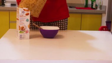 Müslüman Kadın Mısır Gevreğini Bir Kaseye Döküyor - Önden Bakış.